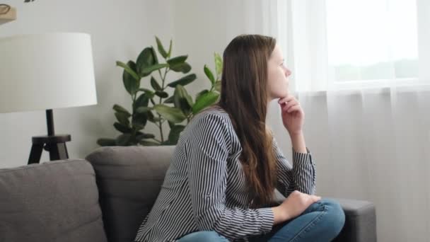 Sorglig Ung Kaukasisk Kvinna Tänker Stirrar Genom Fönstret Känns Uttråkad — Stockvideo