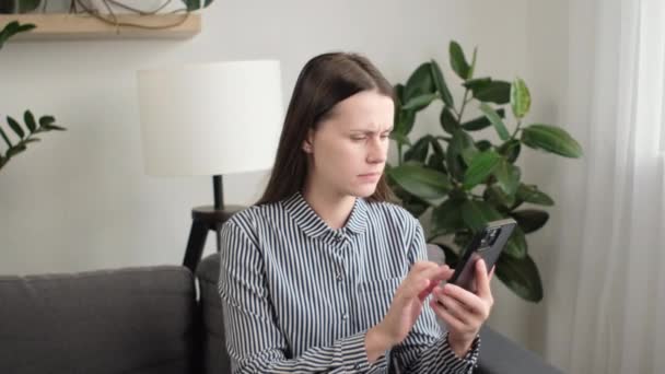 실망스러운 여성은 집에서 소파에 이메일을 Sms에 소식을 소녀는 인터넷에 짜증을 — 비디오