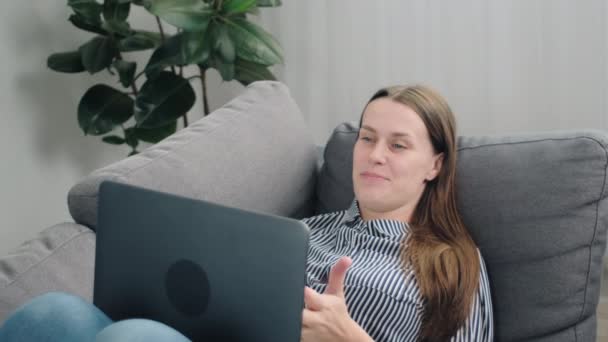 Vonzó Csinos Fiatal Pihen Kanapén Laptoppal Mosoly Amelynek Kellemes Virtuális — Stock videók