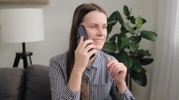 Mooie Jonge Vrouw Spreekt Mobiele Telefoon Zittend Gezellige Bank Thuis — Stockvideo