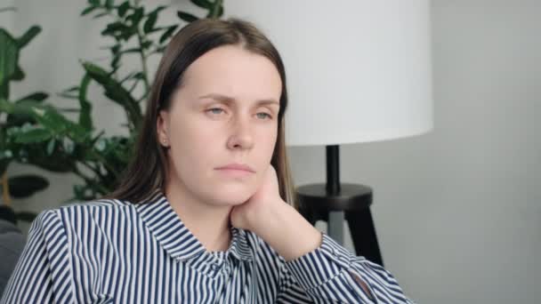 Nahaufnahme Einer Traurigen Jungen Frau Die Tief Unglücklichen Gedanken Auf — Stockvideo