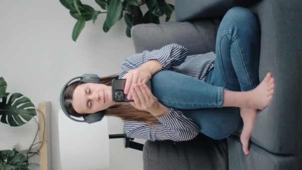 Lodret Video Fredelige Smukke Unge Kvindelige 25S Hviler Hyggelig Sofa – Stock-video