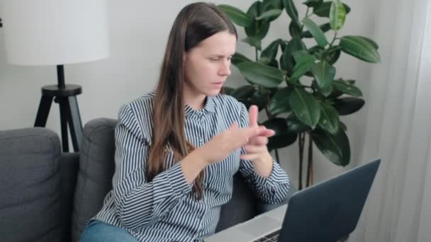 Jovens Mulheres Caucasianas Sérias Sentam Sofá Casa Fechando Laptop Olhando — Vídeo de Stock