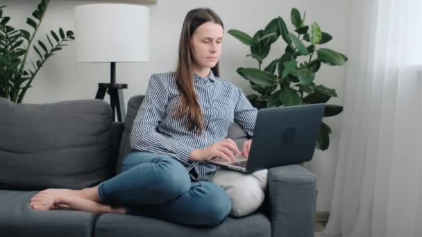 Mulher Muito Jovem Descansando Sentado Sofá Confortável Com Laptop Passar — Vídeo de Stock