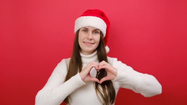 Veselá Roztomilá Mladá Žena Útulném Svetru Vánoční Santa Klobouk Ukazující — Stock video