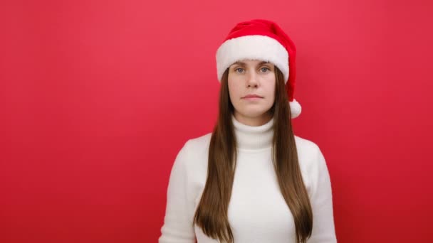 Веселая Молодая Женщина Носит Тёплый Свитер Шляпу Санта Клауса Указательный — стоковое видео