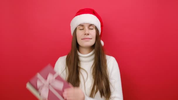 Okouzlující Veselá Mladá Žena Nosit Bílý Svetr Vánoční Santa Klobouk — Stock video