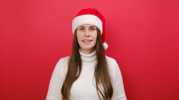 Feliz Sorrindo Jovem Mulher Vestindo Camisola Aconchegante Chapéu Natal Papai — Vídeo de Stock