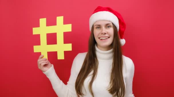 Veselá Roztomilá Mladá Žena Držící Žlutý Symbol Hashtag Ukazující Palec — Stock video