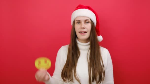 Veselá Zábava Mladá Žena Nosit Bílý Svetr Santa Klobouk Drží — Stock video