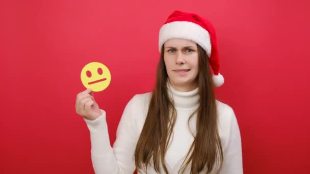 Nešťastná Mladá Žena Nosí Útulný Svetr Vánoční Santa Klobouk Drží — Stock video