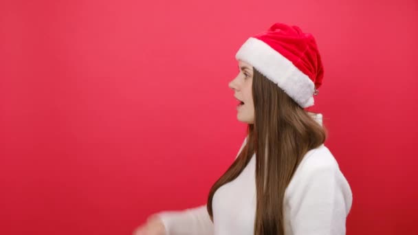 Giovane Donna Allegra Indossare Maglione Bianco Natale Santa Cappello Posa — Video Stock