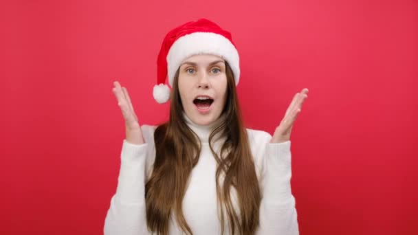 Zszokowana Młoda Kobieta 25S Nosić Biały Sweter Boże Narodzenie Kapelusz — Wideo stockowe