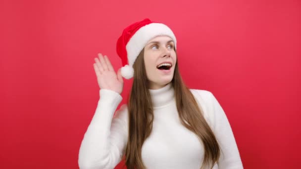 Mulher Jovem Curioso Nosy Usar Camisola Branca Quente Chapéu Natal — Vídeo de Stock