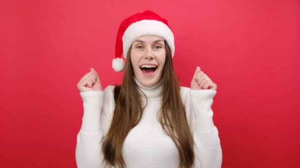 Fröhliche Junge Frau Weißem Pullover Und Weihnachtsmannmütze Feiern Siegergeste Geballte — Stockvideo