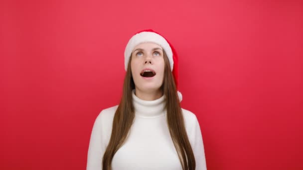 Χαρούμενη Νεαρή Γυναίκα Φορούν Ζεστό Λευκό Πουλόβερ Και Χριστούγεννα Σάντα — Αρχείο Βίντεο