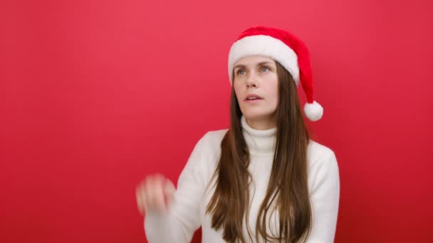 Mujer Joven Pensativa Lleva Suéter Blanco Sombrero Navidad Santa Mirando — Vídeo de stock