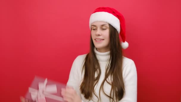 Veselá Mladá Žena Nosit Bílý Svetr Vánoční Santa Klobouk Držet — Stock video