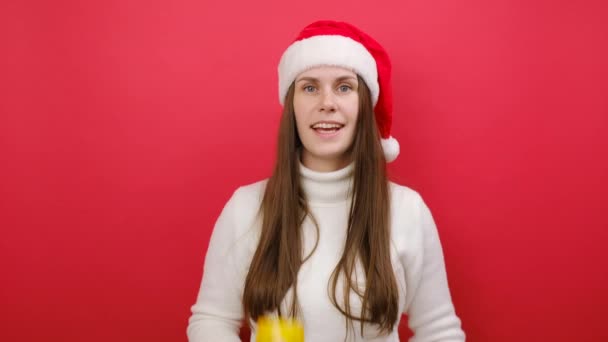 Feliz Diversión Joven Con Suéter Blanco Sombrero Navidad Santa Celebrar — Vídeo de stock