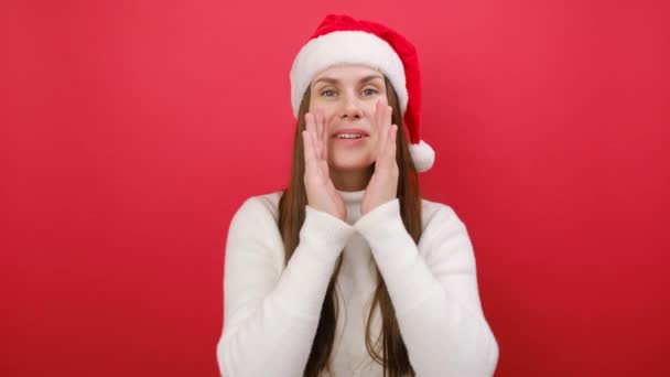 Šťastná Mladá Žena Nosí Bílý Útulný Svetr Santa Claus Klobouk — Stock video