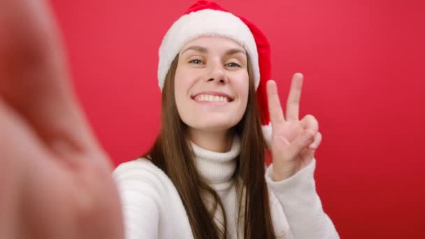 Zbliżenie Wesołej Młodej Kobiety Nosić Ciepły Sweter Santa Kapelusz Selfie — Wideo stockowe