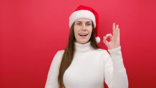 Smíšek Spokojený Usmívající Mladá Žena Nosit Teplý Bílý Svetr Santa — Stock video