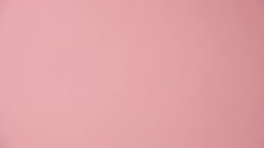Kadın elinin baş parmağını aşağı gösteren dikey görüntüler stüdyoda pembe renkli arka plan duvarında izole edilmiş poz veriyor ve promosyon içeriği veya tasarımı için fotokopi alanı var. Sevmemek ve onaylamamak jest konsepti
