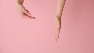 Bilinmeyen genç bir kadının fotokopi alanındaki açılışının dikey görüntüsü başparmağı yukarı kaldırıyor, pembe renkli stüdyo arka plan duvarının üzerinde reklamla izole ediyor. Vücut dili kavramı