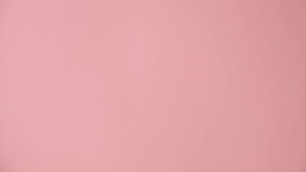 在粉色的空空间商业背景图上 女性手举起来展示空白区域的垂直视频 推荐标志 带有文字或图像的位置 特殊报价概念 — 图库视频影像