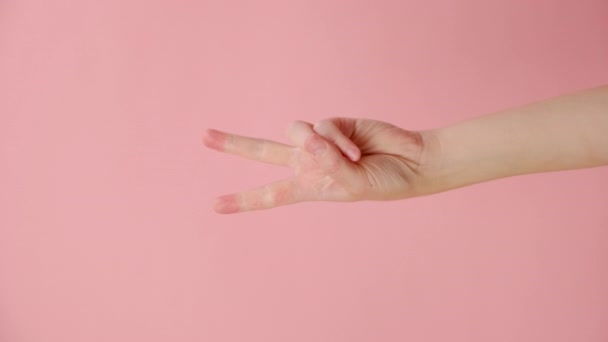 Vertikale Aufnahmen Der Weiblichen Hand Die Siegergeste Mit Der Körpersprache — Stockvideo