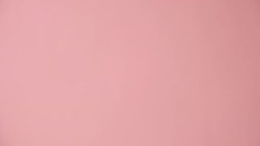 Dikey çekimde kadın eli, kalp şeklinde kesilmiş, pembe stüdyo geçmişi, ailesi, koruyucu ailesi, dünya ruh sağlığı günü, otizm desteği, yaşam konseptinin bütçe giderleri