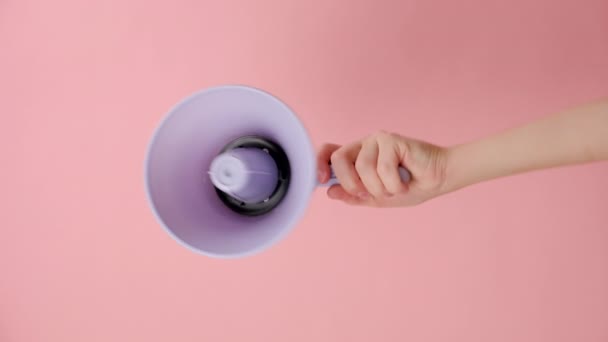 Rekaman Vertikal Tangan Wanita Memegang Megafon Ungu Berpose Terisolasi Atas — Stok Video