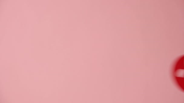 Вертикальный Снимок Женской Руки Красным Неудовлетворенным Грустным Смайликом Изолированным Пастельно — стоковое видео