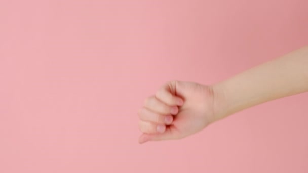 Vertikales Video Von Weiblichen Hand Klopfen Klopfen Auf Kamera Posiert — Stockvideo