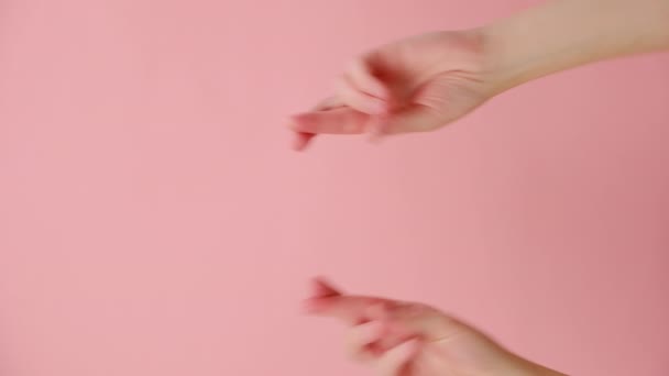 Vertikales Video Weiblicher Hände Die Mit Gedrückten Fingern Beten Und — Stockvideo