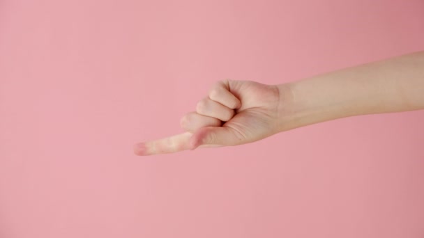 Vertikální Video Neznámé Mladé Ženy Počítající Prsty Izolované Růžovém Pozadí — Stock video