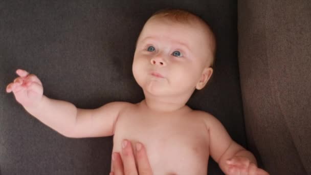Annenin Küçük Şirin Bir Bebeğe Masaj Yaptığı Iyi Manzara Deri — Stok video