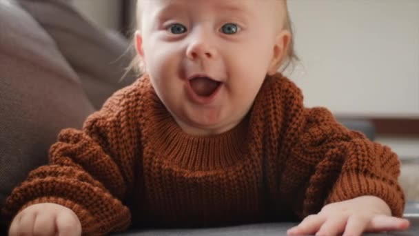 Portret Bardzo Szczęśliwego Noworodka Brązowym Swetrze Leżącego Wygodnej Kanapie Domu — Wideo stockowe