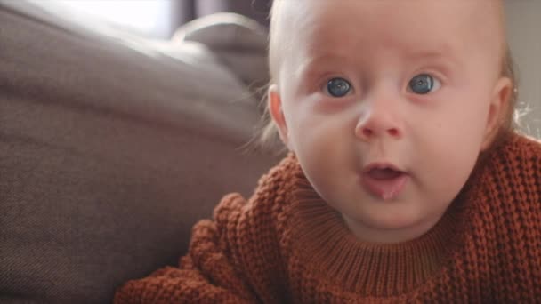 Ritratto Ravvicinato Bambino Carino Felice Con Saliva Goccia Sulle Labbra — Video Stock