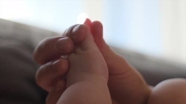 Выборочный Фокус Неузнаваемой Заботливой Молодой Мамы Массирующей Руку Пальцы Грудь — стоковое видео
