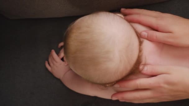 Genç Anne Masajının Yakın Görüntüsü Yeni Doğmuş Bebek Karnının Üstünde — Stok video