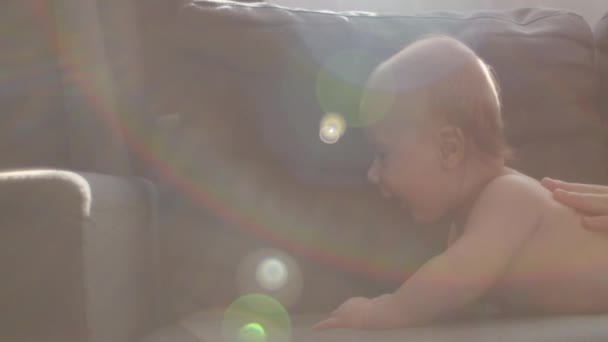 Неизвестная Заботливая Молодая Мама Дает Спину Массаж Малыша Лежит Уютном — стоковое видео