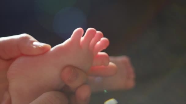 Κοντινό Πλάνο Της Φροντίδας Μαμά Μασάζ Πόδι Μωρού Που Βρίσκεται — Αρχείο Βίντεο