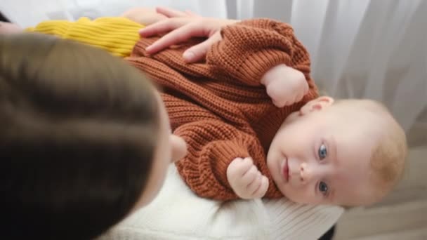 Vista Superior Madre Cariñosa Despreocupada Sosteniendo Pequeño Niño Bebé Amado — Vídeo de stock