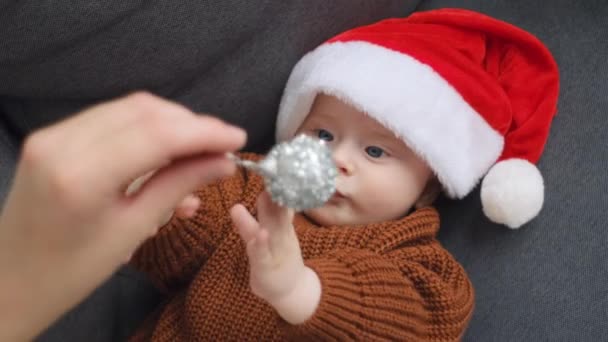 Närbild Oigenkännlig Ung Mor Håller Silver Julboll Nära Vackra Lille — Stockvideo