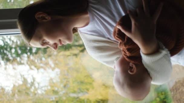 Vídeo Vertical Feliz Amorosa Jovem Mãe Abraçando Bebê Filho Casa — Vídeo de Stock