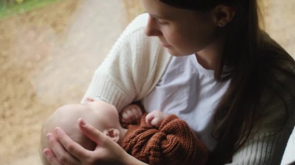 Primer Plano Mamá Cariñosa Con Bebé Sentado Alféizar Ventana Acogedora — Vídeo de stock