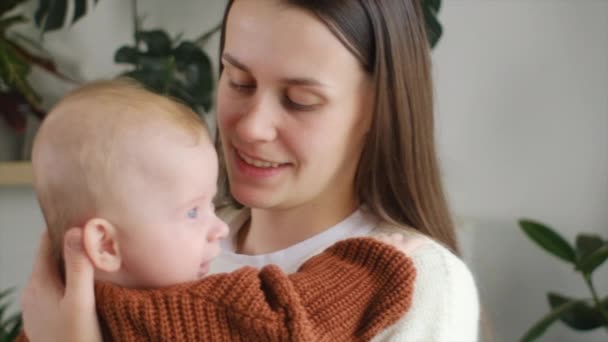 Närbild Porträtt Lycklig Ung Mor Och Söt Nyfödd Son Hennes — Stockvideo