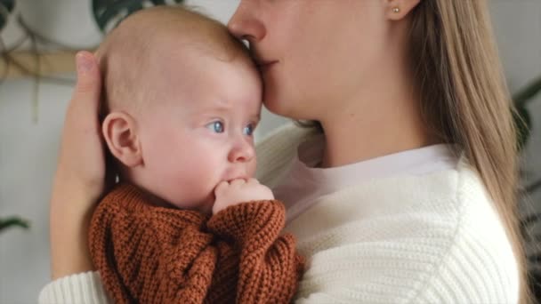 Omtänksam Mamma Omfamna Smekande Lugn Liten Småbarn Son Närbild Porträtt — Stockvideo