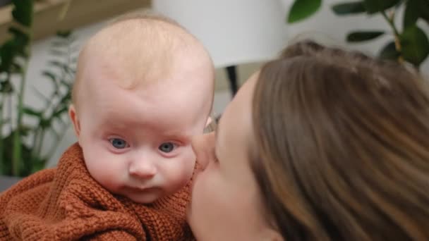 Sevgi Dolu Genç Bir Anne Tatlı Tatlı Bir Çocuğa Sarılıp — Stok video